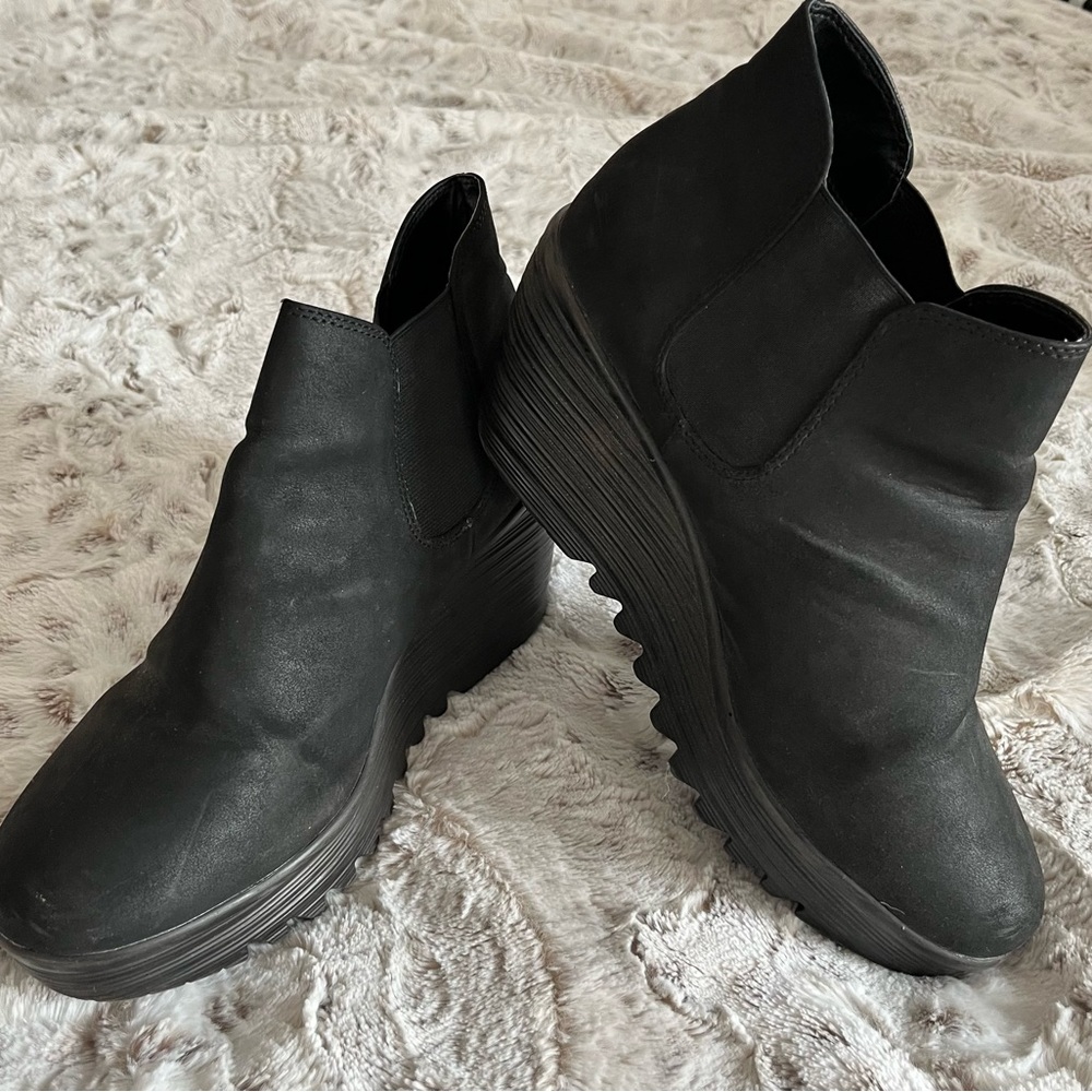 Black wedge